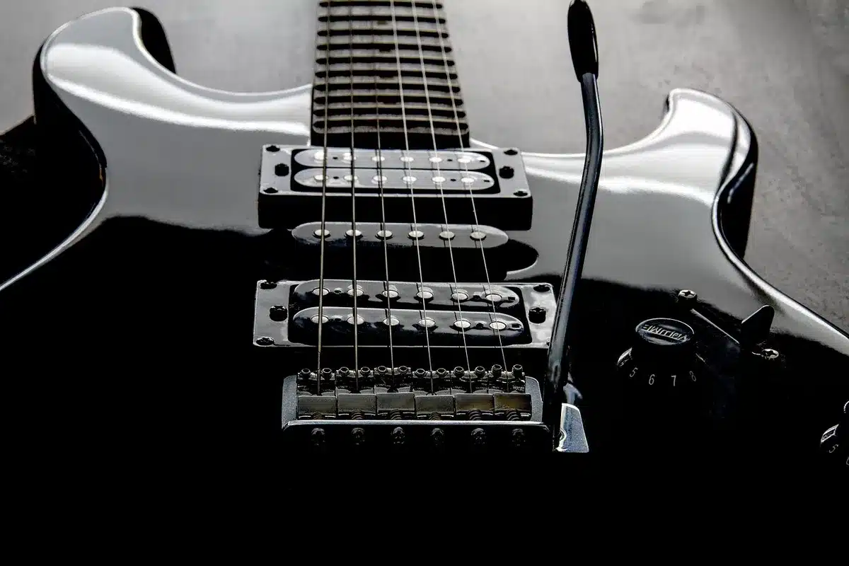 Zahnarztinstrumente und Ultraschallaufsatz bei einer subgingivalen Instrumentierung