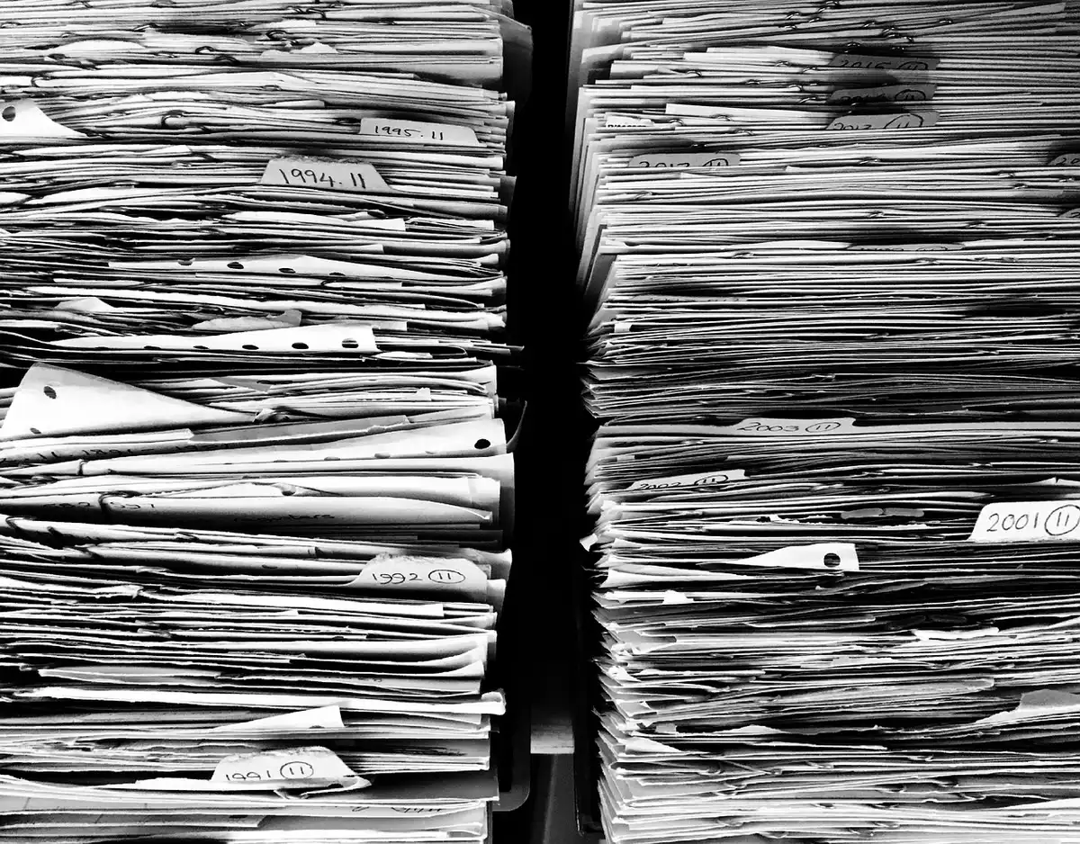 Laptop mit digitalen Patientenakten und Backup-Festplatten