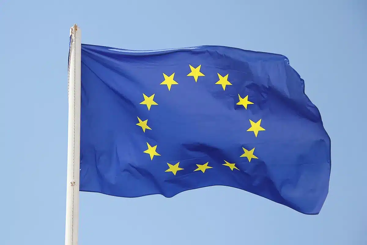 Richterhammer und EU-Flagge im Gerichtssaal als Symbolentscheidung