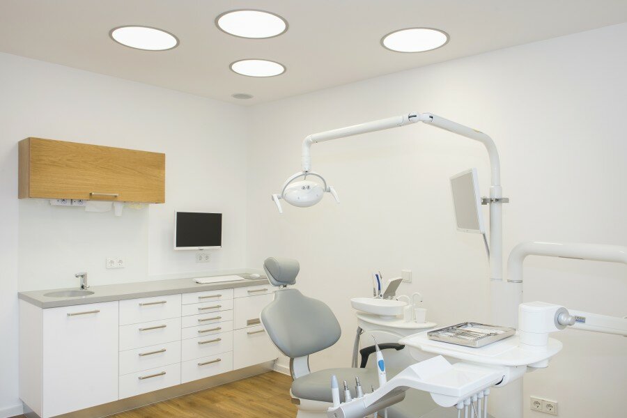 Das Behandlungszimmer fügt sich harmonisch in das Designkonzept ein. Foto: Dr. Föcking