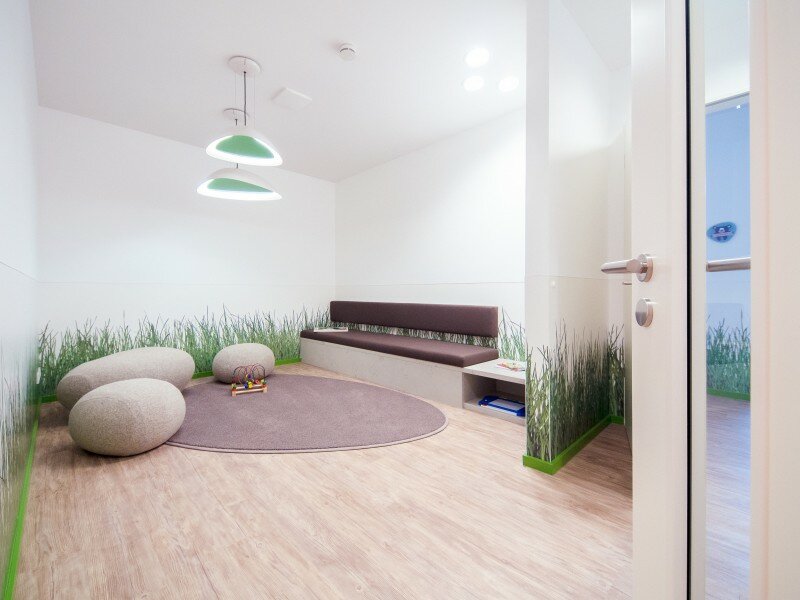 ... sowie inmitten sanft wiegender Gräser. Foto: Dr. Teubner