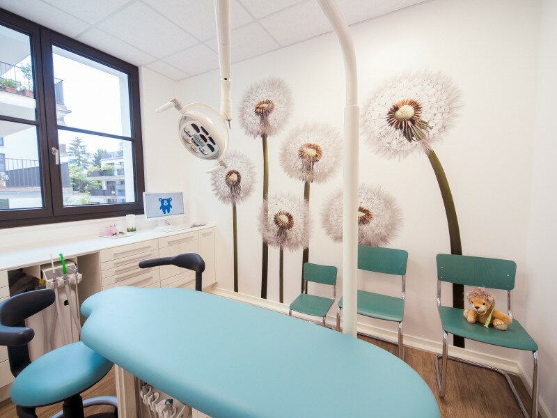 Im Schutz der Pusteblumen macht Prophylaxe Spaß. Foto: Dr. Teubner