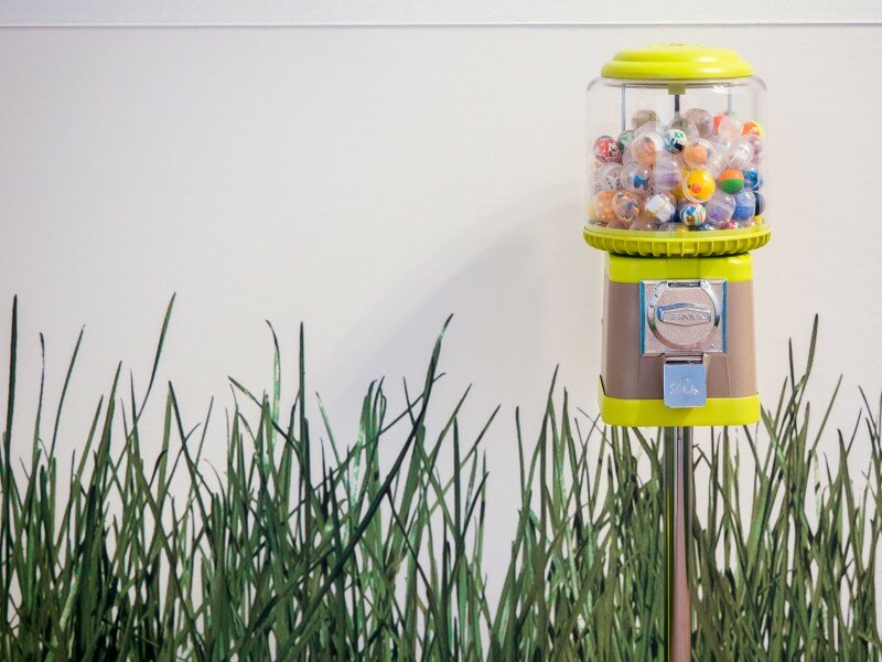 Der Belohnungsautomat honoriert die Tapferkeit der Kinder. Foto: Dr. Teubner