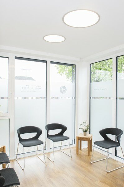 Der Wartebereich präsentiert sich in schlichter Eleganz. Foto: Dr. Föcking