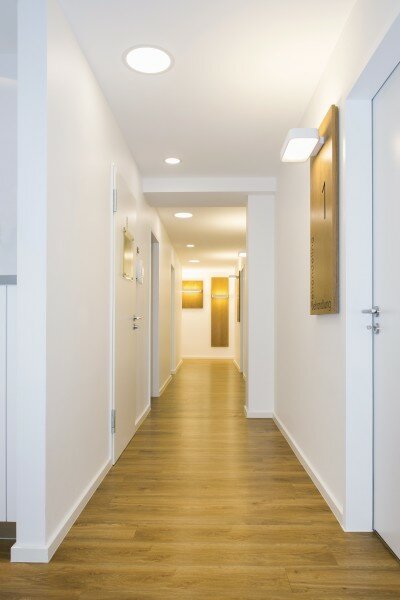 Das Konzept Holz durchzieht die gesamte Praxis ... Foto: Dr. Föcking