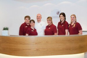 Dr. Christoph Föcking mit seinem Team (Foto: Dr. Föcking)